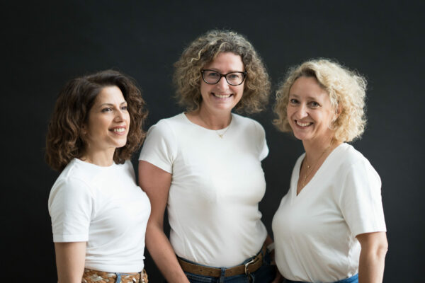 Les trois membres de Népa’Lyonnes réunies pour un portrait